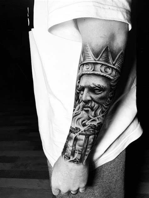 Cada tatuaje tiene su significado, bien sea uno establecido previamente, o los dados por sus portadores. El Dios Poseidón, es el Dios de los Mares en la mitología griega, hijo de los titanes Cronus y Rehea, hermano de otros famosos dioses de la misma mitología, es decir, de Zeus y de Hades. Venerado por muchos años y en varias zonas …